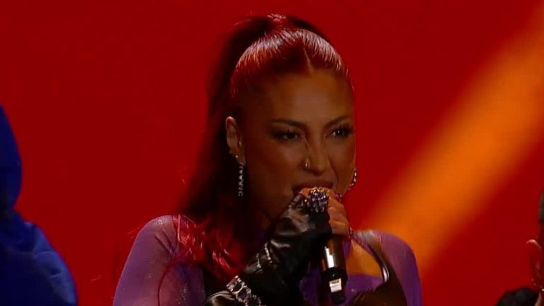 ¡Tremendo show! Karen Paola revivió sus mejores éxitos en el cierre de la Teletón 2023