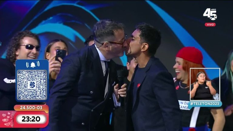 ¡Más amor! Eduardo Fuentes y Juan Pablo Queraltó se besaron en la Teletón 2023