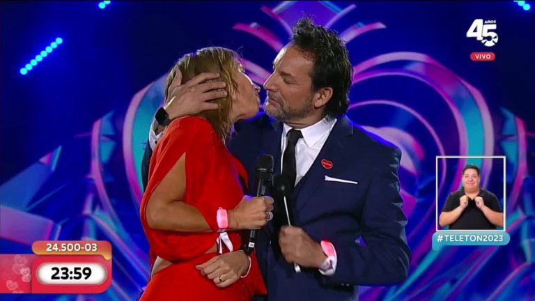 Karen Doggenweiler y Daniel Fuenzalida sorprendieron con coqueto beso en la Teletón 2023