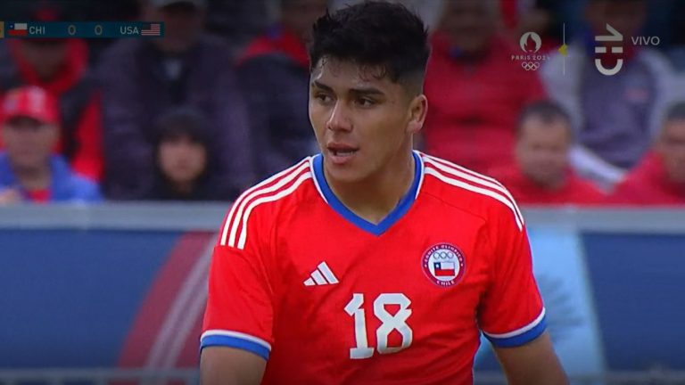 Avisa Chile: Damián Pizarro intentó con un potente remate que fue controlado por el arquero