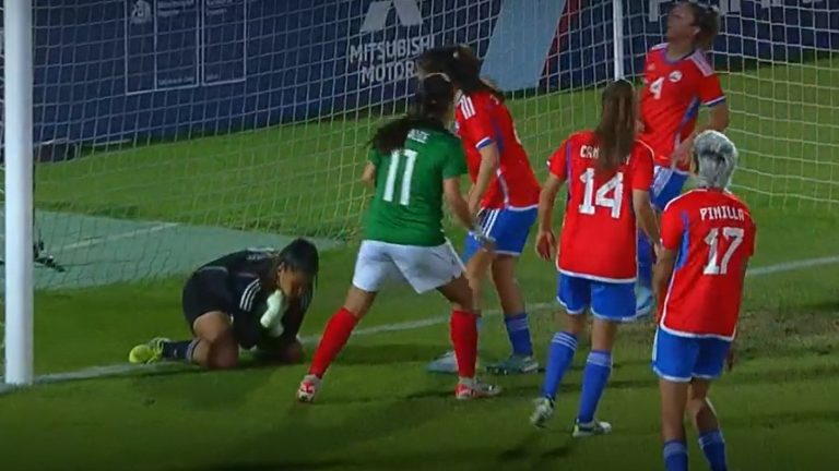 ¡Tremenda reacción! María José Urrutia estuvo atentísima para evitar el primer gol de México