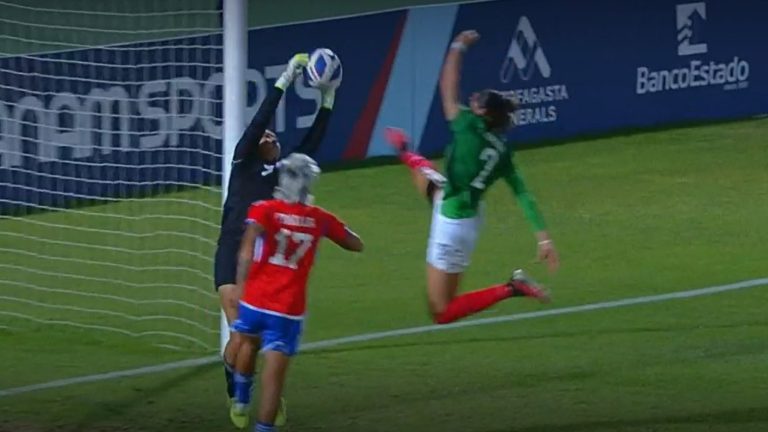 ¡Seguridad total! Urrutia volvió a lucirse descolgando un peligroso centro y se ganó la ovación del público