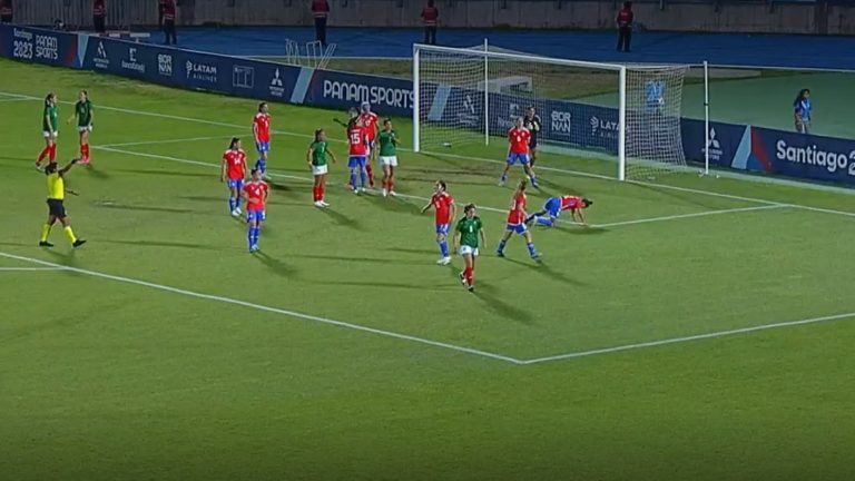 ¡Dejando el alma! La defensa de La Roja mostró todo su corazón ante México con increíble salvada