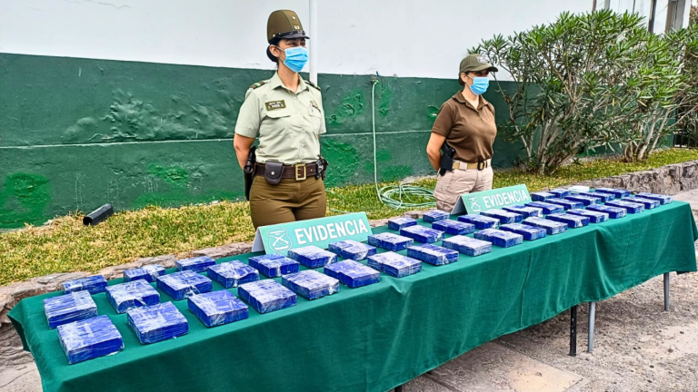 Llevaban 2 mil millones en cocaína: Carabineros detuvo a dos personas tras hallar droga en sus maletas