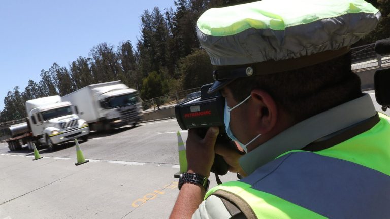 Camionero que conducía en estado de ebriedad intentó sobornar a carabineros con más de $1 millón