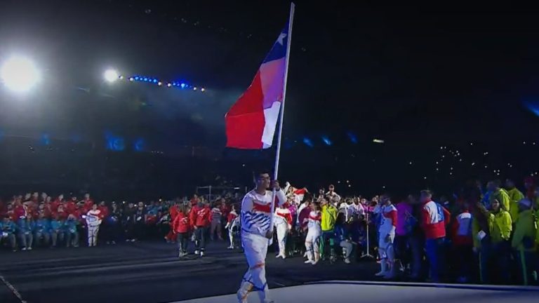Martín Vidaurre y Paulina Vega llevaron la bandera chilena en el cierre de los Panamericanos 2023