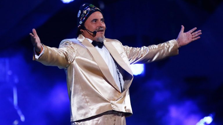 Paul Vásquez sacó aplausos en su primera foto con uniforme de Técnico en Enfermería: 