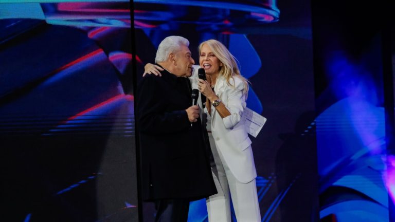¿Lo viste? Así fue el beso de Cecilia Bolocco y Don Francisco en la Teletón 2023