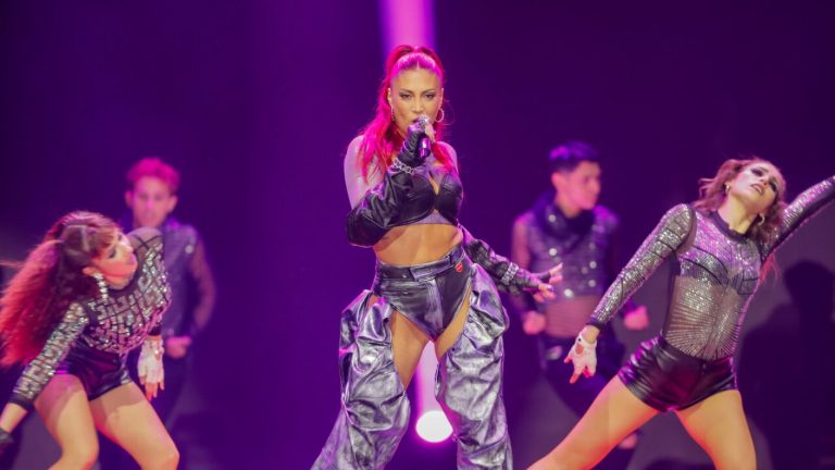 Viralizan interpretación en lengua de señas de icónica canción de Karen Paola en la Teletón