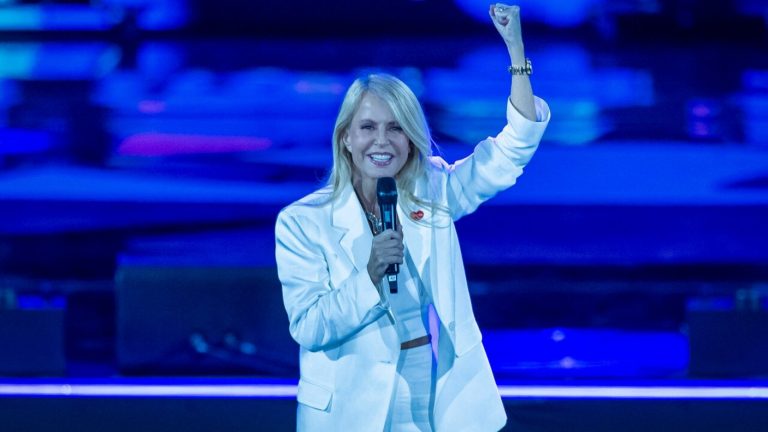 Cecilia Bolocco protagonizó fallida presentación a cantantes en cierre de la Teletón