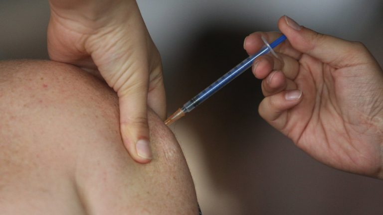 Minsal reactiva campaña de vacunación por Covid-19: Alertan aumento de contagios