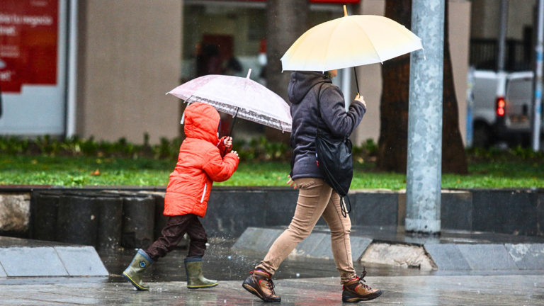 ¿A qué hora se espera que llueva este viernes en Santiago?