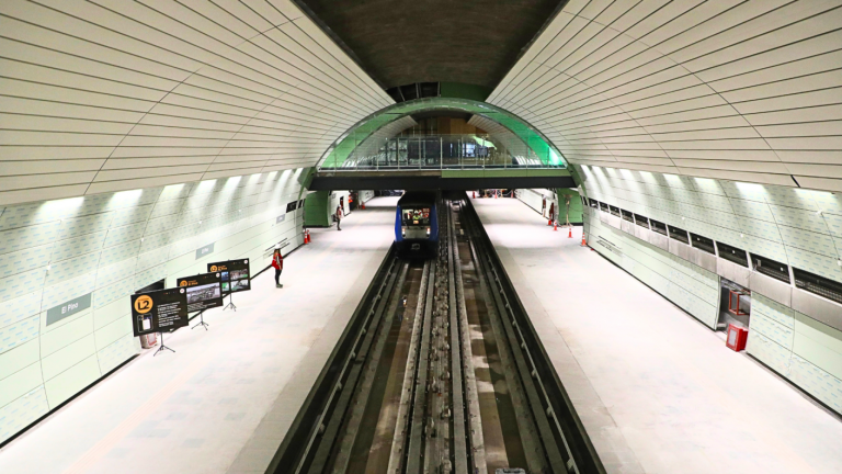 ¡Sí, es oficial! Extensión de Línea 2 del Metro volverá a tener clásicos asientos en los andenes