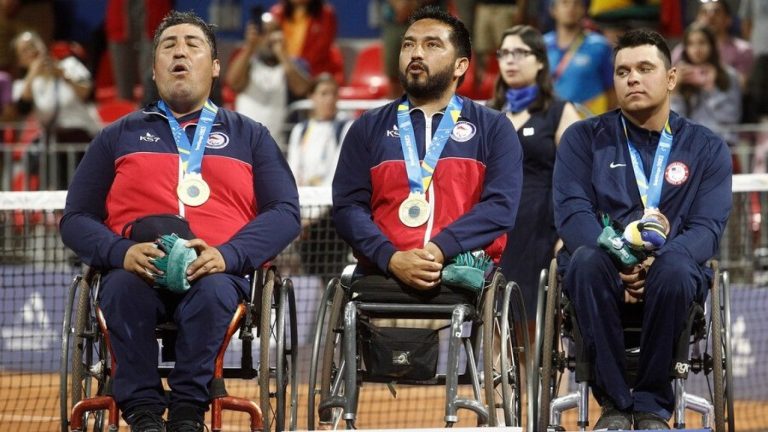 Emoción de campeones: Diego Pérez y Francisco Cayulef cantaron a todo pulmón el himno nacional