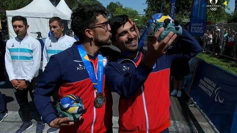Hermoso momento: El emotivo abrazo de los hermanos Mansilla tras recibir bronce en Para ciclismo ruta