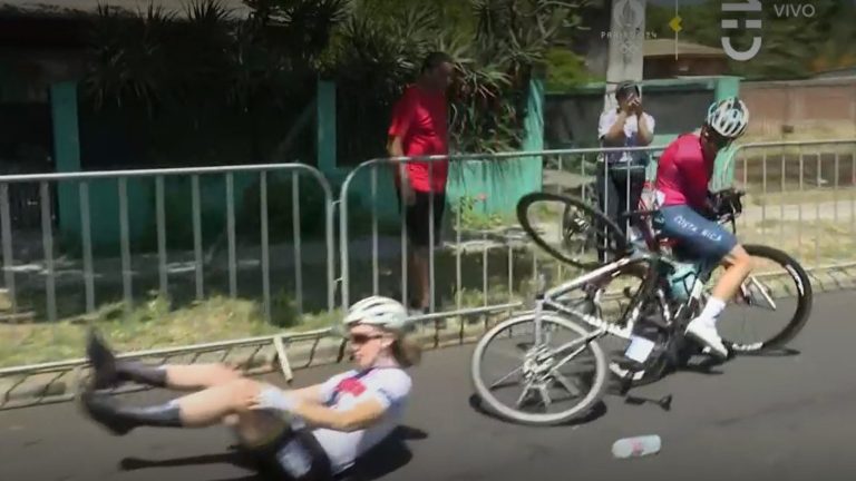 Tremendo: Para ciclista estadounidense tuvo impactante caída en el comienzo de la Gran Fondo