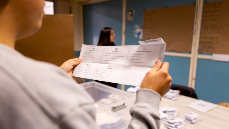 Se acaba el plazo: Revisa cómo excusarte de ser vocal de mesa para el Plebiscito