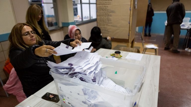 ¿A qué hora abren las mesas de votación del plebiscito el 17 de diciembre?