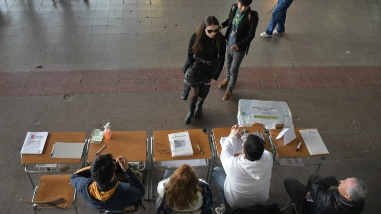 ¿Hasta qué hora puedo votar en el plebiscito? Revisa el horario del cierre de mesas