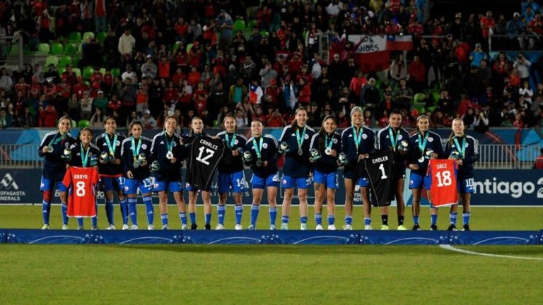 Plantel de La Roja Femenina recibió con orgullo medalla de plata y mostró camisetas de jugadoras ausentes