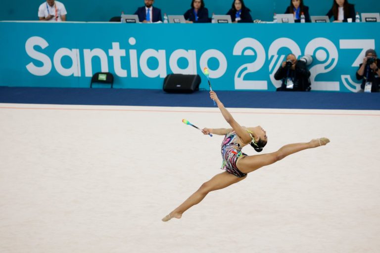 Javiera Rubilar se lució en disciplina de clavas y cintas individual por clasificación en Santiago 2023