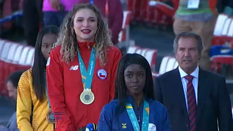 ¡Emoción y orgullo! Martina Weil recibió su medalla de oro y el Estadio Nacional cantó el himno a todo pulmón