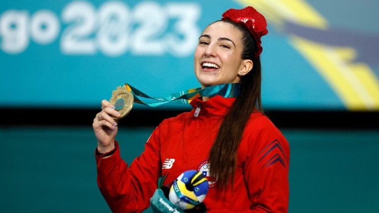 Pura sonrisa: Así recibió su medalla de oro Valentina Toro tras consagrarse campeona panamericana en karate
