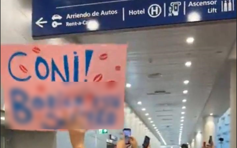 El hilarante mensaje con que esperaron a Coni en el Aeropuerto: Incluye al presidente Boric