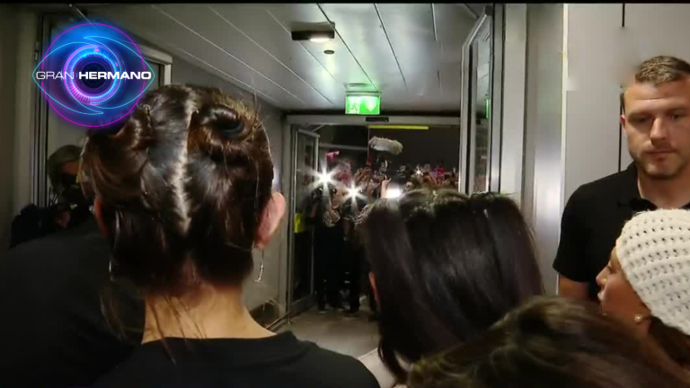 Así fue la caótica llegada de las finalistas de Gran Hermano al Aeropuerto de Santiago