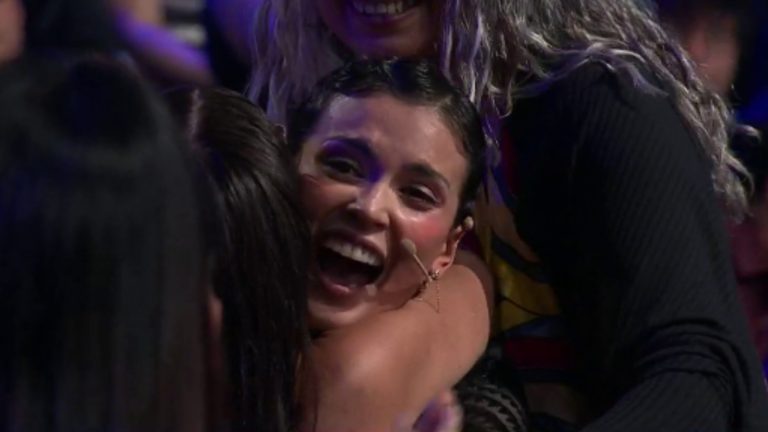 Coni Capelli se lanzó a los brazos de su mamá en magistral arribo a la final de Gran Hermano Chile