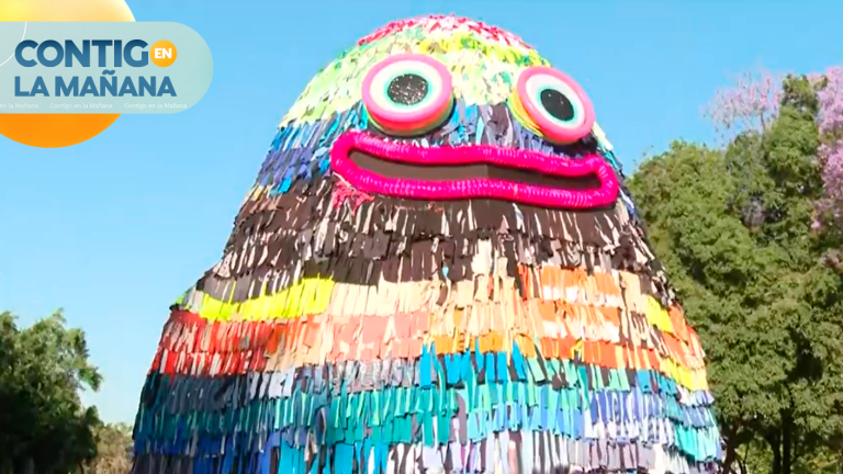 Festival Hecho en Casa: Piñata gigante fue instalada a cuadras de La Moneda