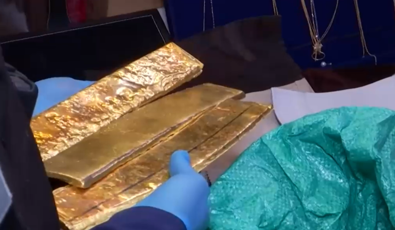 Condenan a penas de cárcel a tres integrantes del 