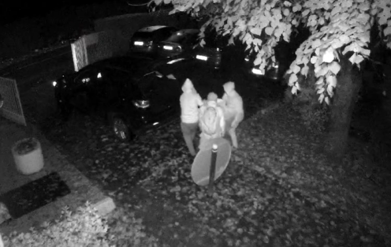 Tres chilenos fueron detenidos en Francia por robo a casas: Interpol fue clave en captura