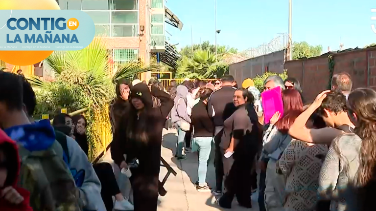 Apoderados pasaron la noche fuera del colegio de Quilicura para obtener un cupo