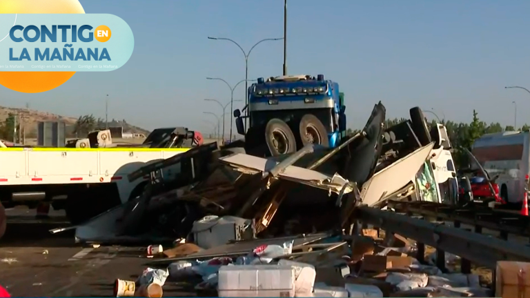 Triple colisión entre camiones y un vehículo: Grave accidente en Autopista Central terminó con un detenido