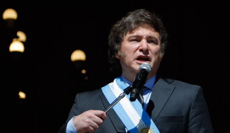 Gobierno de Milei advirtió que quitará ayudas sociales a quienes asistan a protestas en Argentina