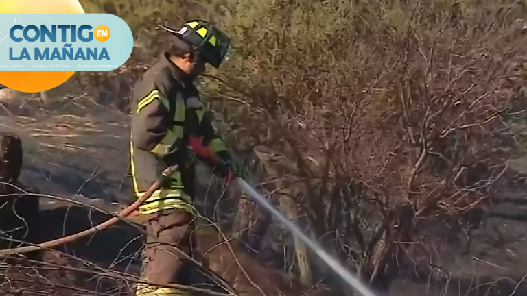 Santiago se cubrió de humo tras incendio en Curacaví