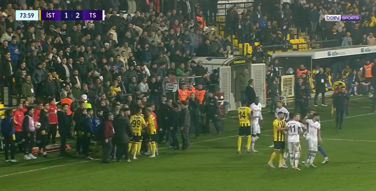 Otra vez en Turquía: Presidente del Istanbulspor retiró a su equipo en pleno partido