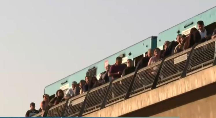 Cierre del Metro provocó evacuación masiva de pasajeros en hora peak: Así fue su salida en orilla de andén