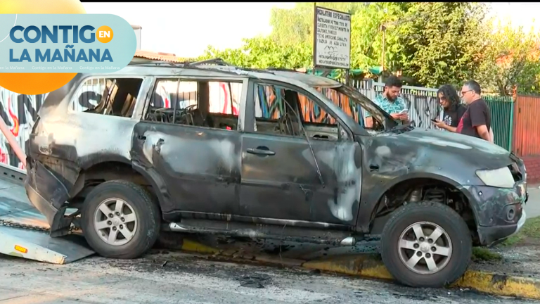 Destrucción total: Delincuentes robaron y quemaron camioneta en Peñalolén
