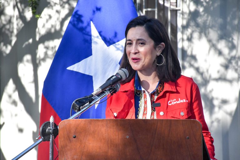 Alcaldesa de Las Condes anuncia sumario por irregularidades en pagos de horas extra