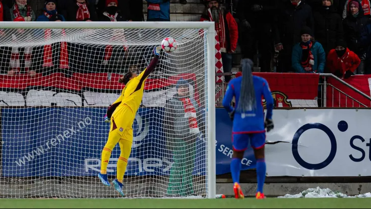 Ahogó el canto rival: Mira la espectacular salvada de Tiane Endler en la Champions Femenina