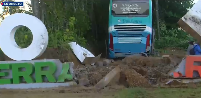 Bus chocó contra señalética en Gorbea y dejó 30 heridos: Habría evitado atropellar a perro