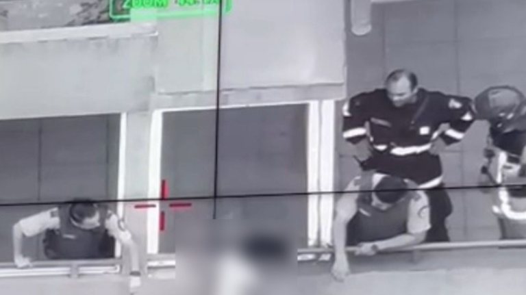 Carabineros rescató a persona desde piso 21 de un edificio en la comuna de Santiago