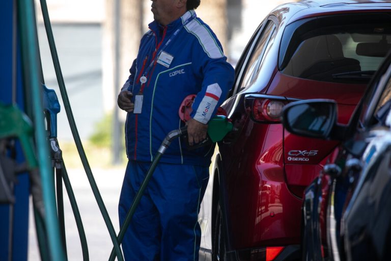 Año Nuevo feliz para los automovilistas: Bencinas registran nueva caída de precios