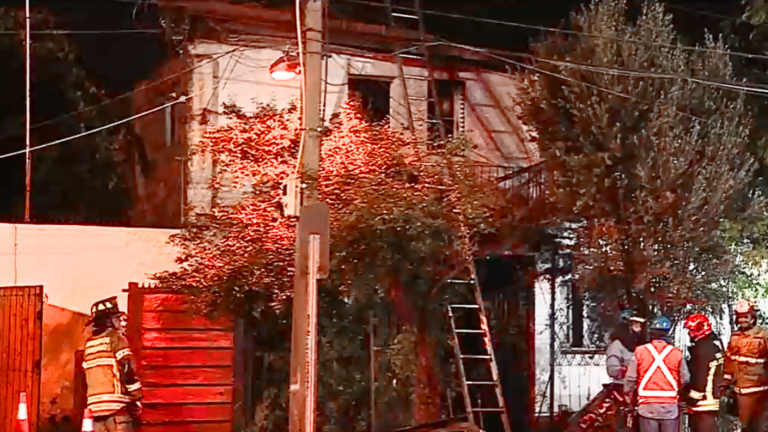 Incendio dejó dos fallecidos en Estación Central y dos viviendas gravemente afectadas