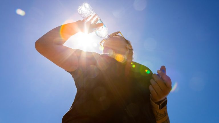 ¿Romperá récord de Santiago? Alerta por ola de calor en 10 regiones de Chile