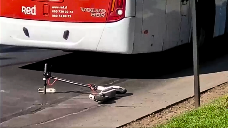 Joven que se desplazaba en scooter murió tras accidente con bus Red en Las Condes