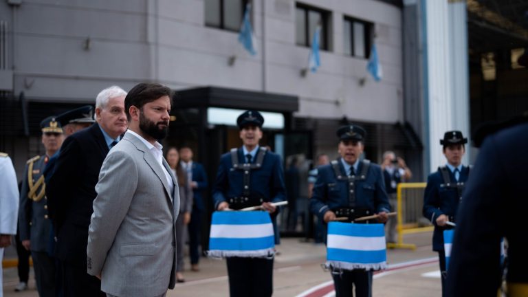 Presidente Boric aterriza en Argentina para presenciar asunción de Javier Milei a la presidencia