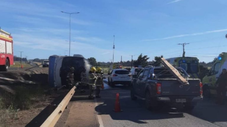 Bus con delegación deportiva de niños volcó en La Araucanía: Hay 7 lesionados